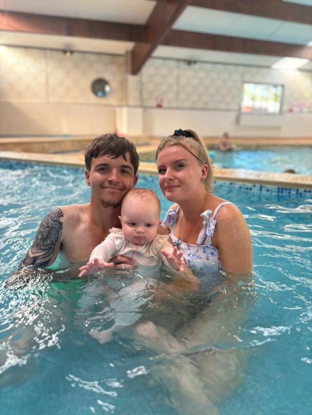 Stephen, un tânăr de 23 de ani, a murit chiar de Crăciun, după ce și-a văzut ultima dată fetița. Și-a luat rămas bun de la ea în Ajun. Boala a recidivat după operație