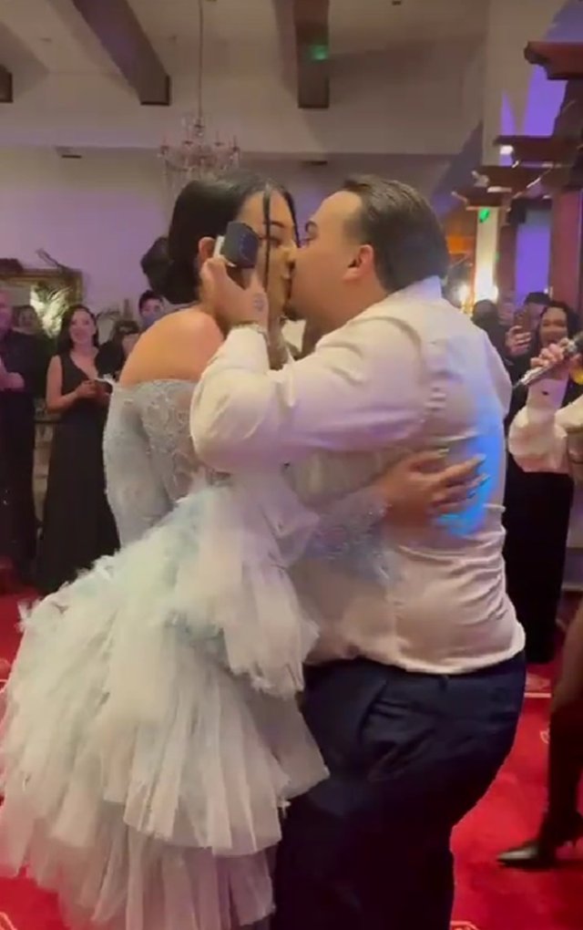 Fiul lui Adrian Minune se pregătește de nuntă. S-a logodit cu aleasa lui chiar în noaptea dintre ani. Manelistul va fi socru mare