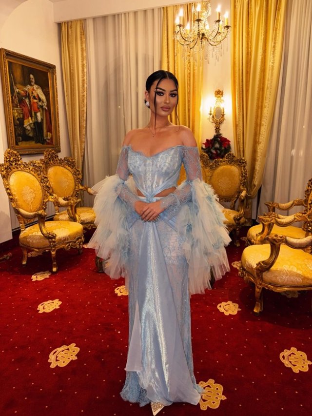 Fiul lui Adrian Minune se pregătește de nuntă. S-a logodit cu aleasa lui chiar în noaptea dintre ani. Ariana este antreprenor