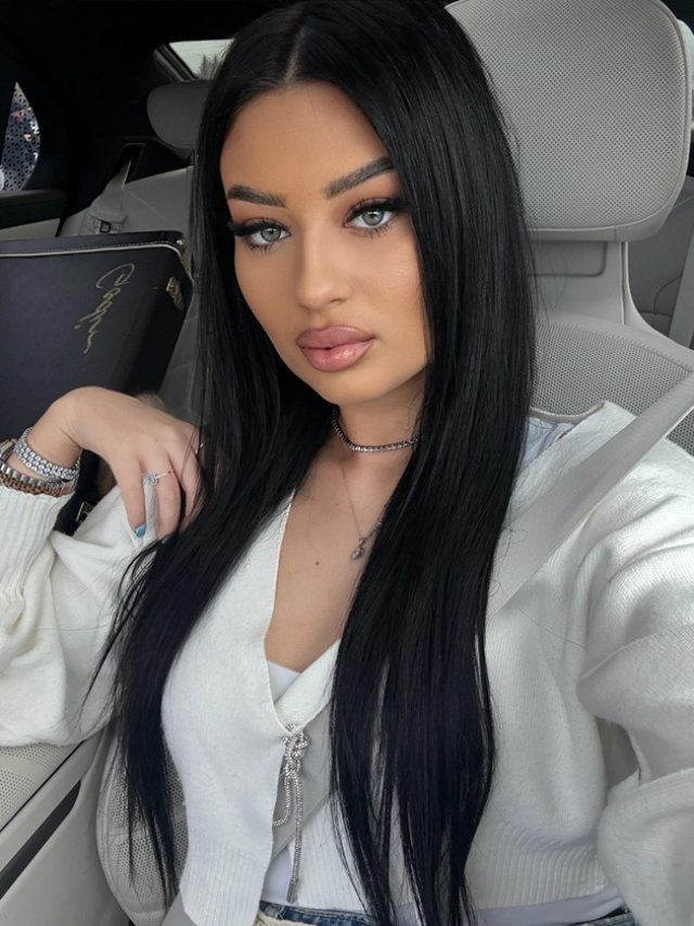 Fiul lui Adrian Minune se pregătește de nuntă. S-a logodit cu aleasa lui chiar în noaptea dintre ani. Tânăra deține un magazin cu rochii de închiriat