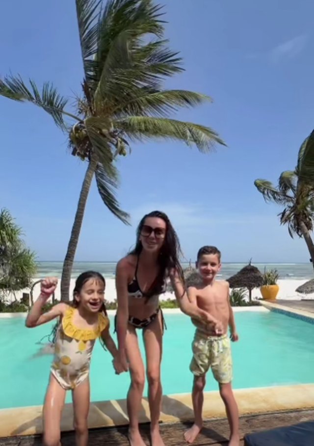 Georgiana Lobonț a ajuns ținta comentariilor jignitoare după ce s-a postat în costum de baie, în vacanță. "Parcă ești un copil subnutrit din Africa". Mulți au crezut că este bolnavă