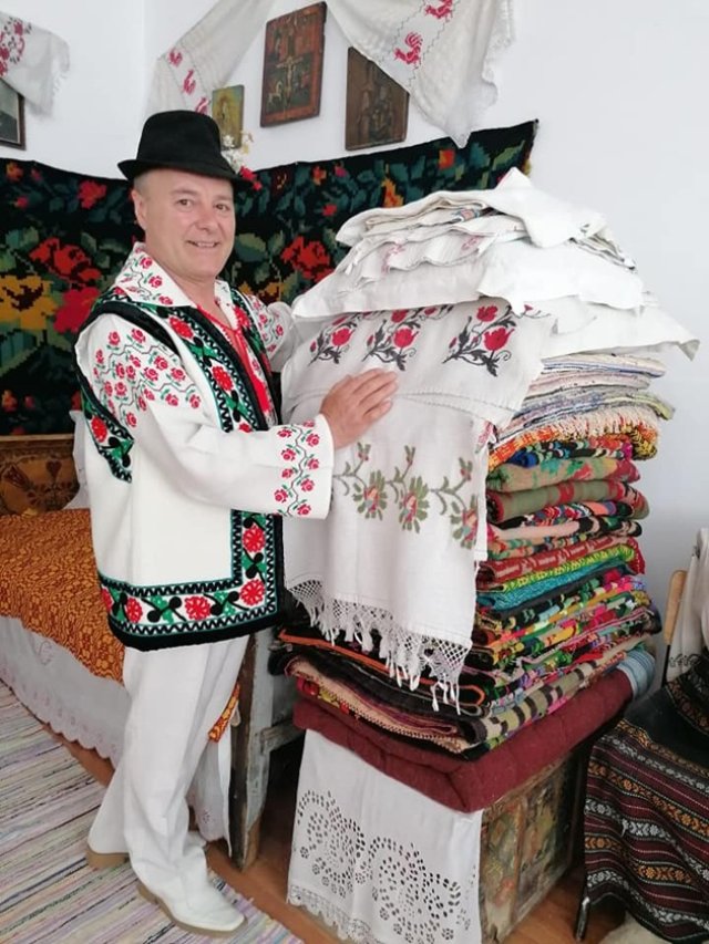 Cântărețul de muzică populară Aurică Totolici, condamnat la 17 ani și jumătate de închisoare, după ce ar fi violat trei minori. A fost arestat preventiv în 2024