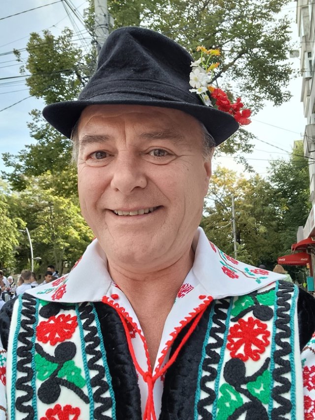 Cântărețul de muzică populară Aurică Totolici, condamnat la 17 ani și jumătate de închisoare, după ce ar fi violat trei minori, la cursurile lui de canto