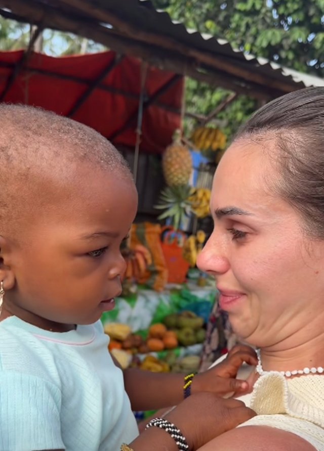 Georgiana Lobonț, profund marcată de sărăcia în care trăiesc copiii din Zanzibar. "Azi am simțit niște fiori prin tot corpul". I-a oferit fetiței colierul fără să stea pe gânduri