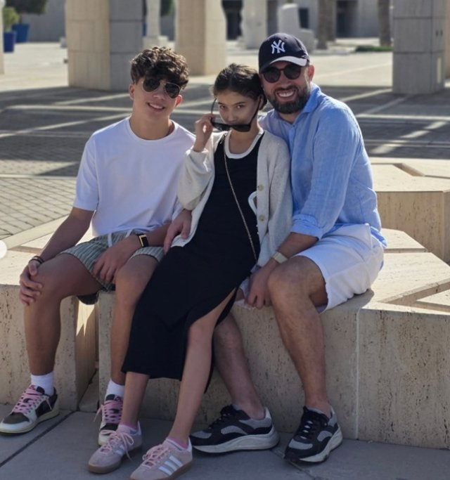 Valeriu Gheorghiță, prima vacanță în formulă completă, cu Monica Bîrlădeanu și copiii. Au petrecut trecerea dintre ani departe de România