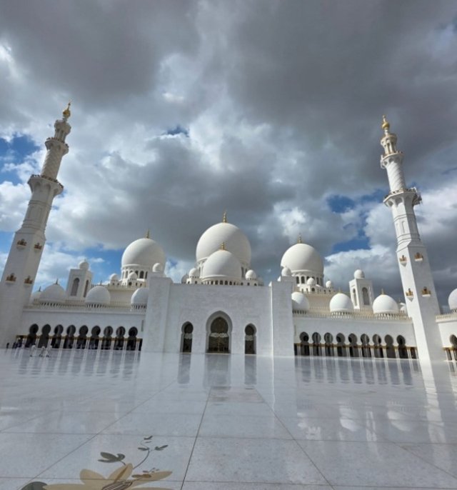 Valeriu Gheorghiță, prima vacanță în formulă completă, cu Monica Bîrlădeanu și copiii. Au petrecut prima zi din 2026 într-un safari de pe insula Sir Bani Yas