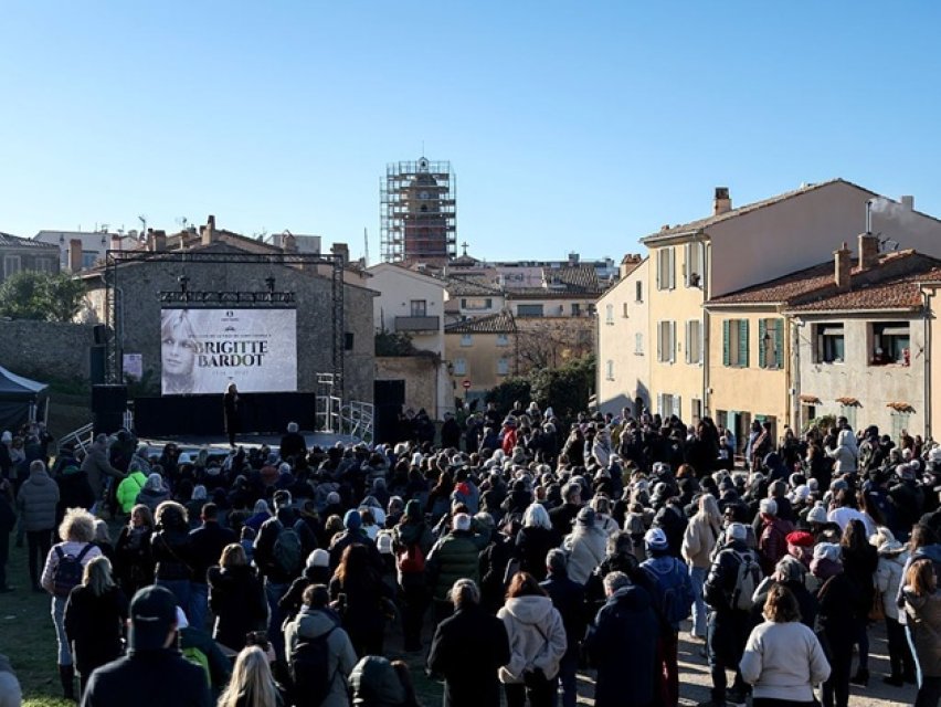 Imagini cutremurător de dureroase de la înmormântarea actriței Brigitte Bardot. A fost condusă pe ultimul drum în aplauzele a mii de oameni care au dorit să-și ia rămas bun
