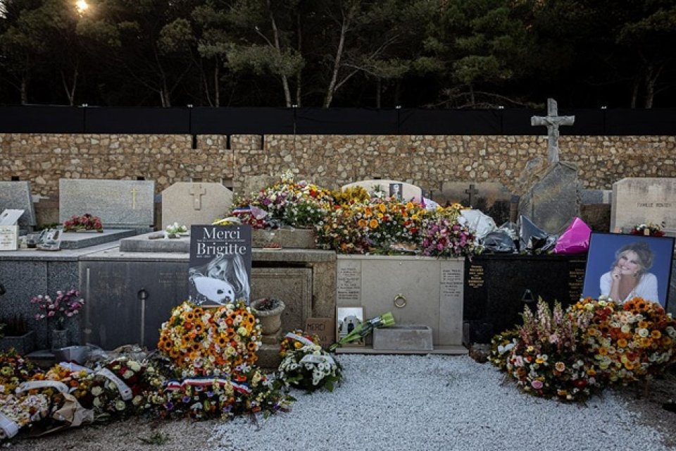 Imagini cutremurător de dureroase de la înmormântarea actriței Brigitte Bardot. A fost condusă pe ultimul drum în aplauzele a mii de oameni. Trupul ei a fost înhumat în cimitirul marin din Saint-Tropez
