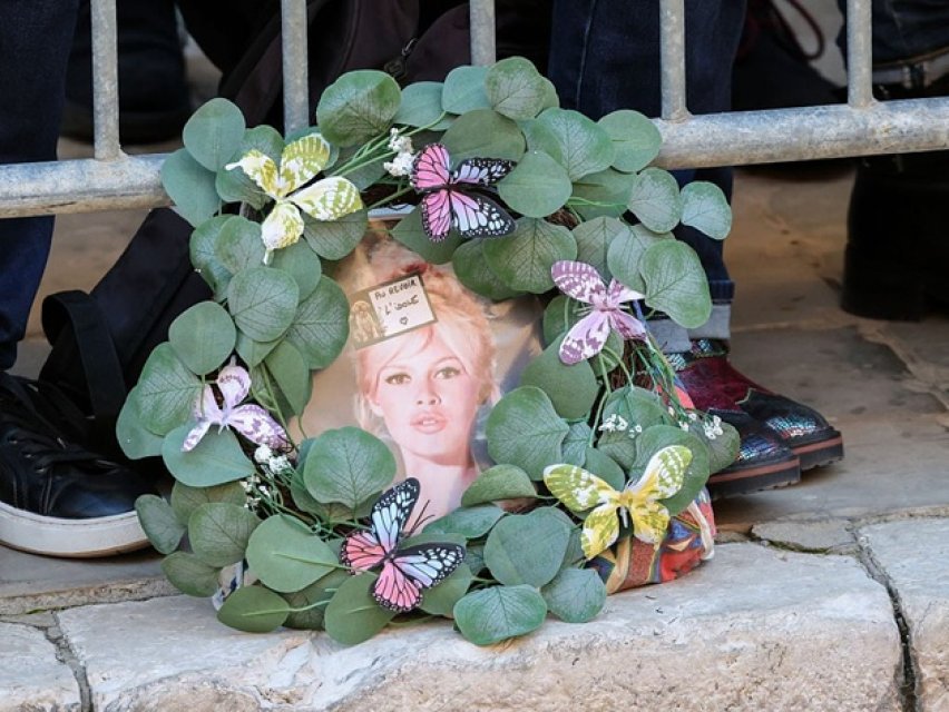 Imagini cutremurător de dureroase de la înmormântarea actriței Brigitte Bardot. A fost condusă pe ultimul drum în aplauzele a mii de oameni. Își va dormi somnul de veci pe malul Mării Mediterane