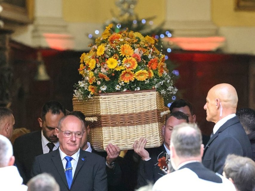 Imagini cutremurător de dureroase de la înmormântarea actriței Brigitte Bardot. A fost condusă pe ultimul drum în aplauzele a mii de oameni, pe 7 ianuarie 2026