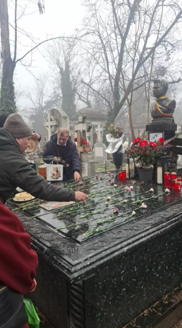 Cum au fost împodobite mormintele lui Ion Dolănescu, Ion Dichiseanu, Dem Rădulescu, Amza Pellea, Ionela Prodan, Ioana Radu și Laura Stoica de Sfântul Ion. Nu au fost uitați nici în zi sfântă. Ion Dolănescu a fost pomenit