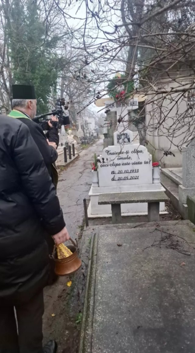 Cum au fost împodobite mormintele lui Ion Dolănescu, Ion Dichiseanu, Dem Rădulescu, Amza Pellea, Ionela Prodan, Ioana Radu și Laura Stoica de Sfântul Ion. Nu au fost uitați nici în zi sfântă. Mormântul lui Ion Dichiseanu a fost și el stropit cu aghiasmă