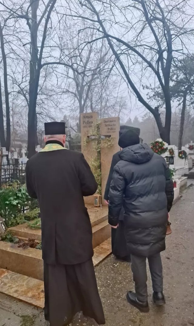 Cum au fost împodobite mormintele lui Ion Dolănescu, Ion Dichiseanu, Dem Rădulescu, Amza Pellea, Ionela Prodan, Ioana Radu și Laura Stoica de Sfântul Ion. Nu au fost uitați nici în zi sfântă. Amza Pellea nu a fost trecut cu vederea