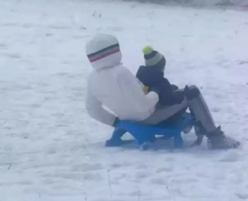 Ștefan Bănică, imagini rare cu fiul cel mic în vacanță. „Tati, hai că poți”. Cântărețul a arătat o latură sensibilă