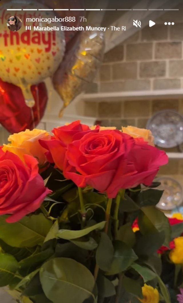 Monica Gabor, aniversare discretă în casa ei din Los Angeles. Ce mesaj emoționant i-a transmis fiica ei. Fostul model a publicat un videoclip cu florile primite de ziua sa