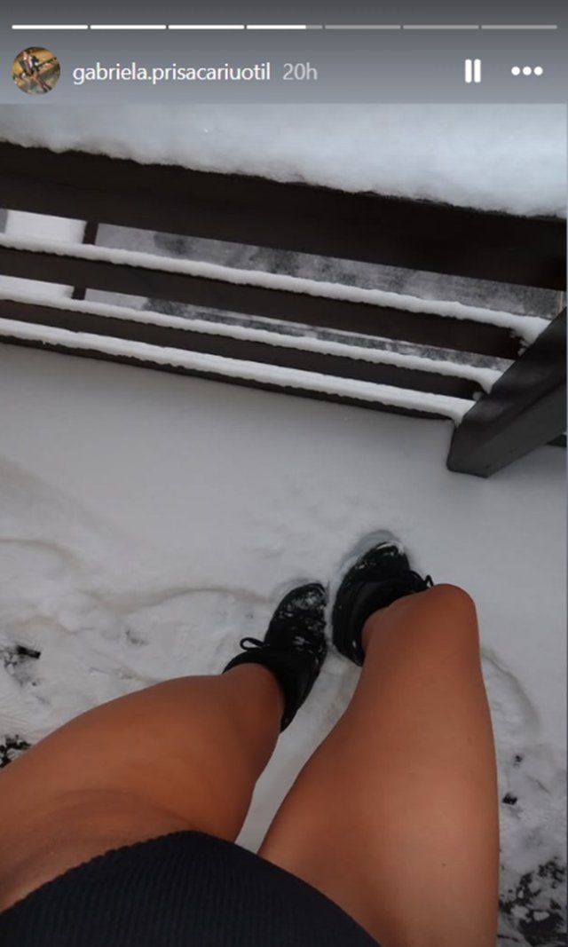 Gabriela Oțil, imagini interzise minorilor în plină iarnă. Ipostazele publicate din vacanța la ski au încins spiritele pe internet. A accesorizat costumul de baie cu cizme și mănuși