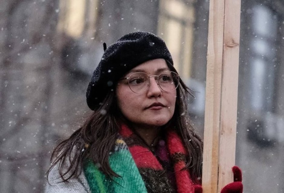 Fiica Elenei Lasconi s-a înscris în Partidul Socialist Român. La începutul anului a protestat în Piața Universității împotriva președintelui Trump. S-a întors în România după ce a locuit o vreme în Franța, la Paris