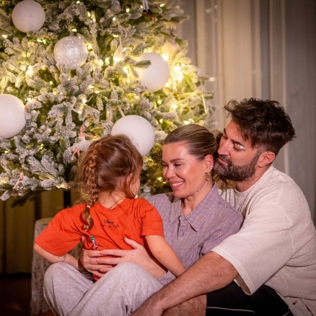 Josephine, fiica Ginei Pistol și a lui Smiley, a devenit vedetă pe internet. Tatăl ei a postat primul video cu vocea ei. Are patru ani în prezent