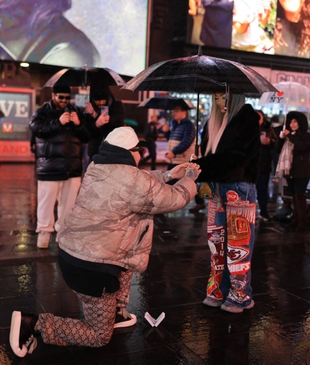 Lino Golden și-a cerut iubita în căsătorie, la nici un an de la divorțul de fosta soție: „Totul e diferit. Când simți, simți!”. Momentul emoționant a avut loc în Times Square