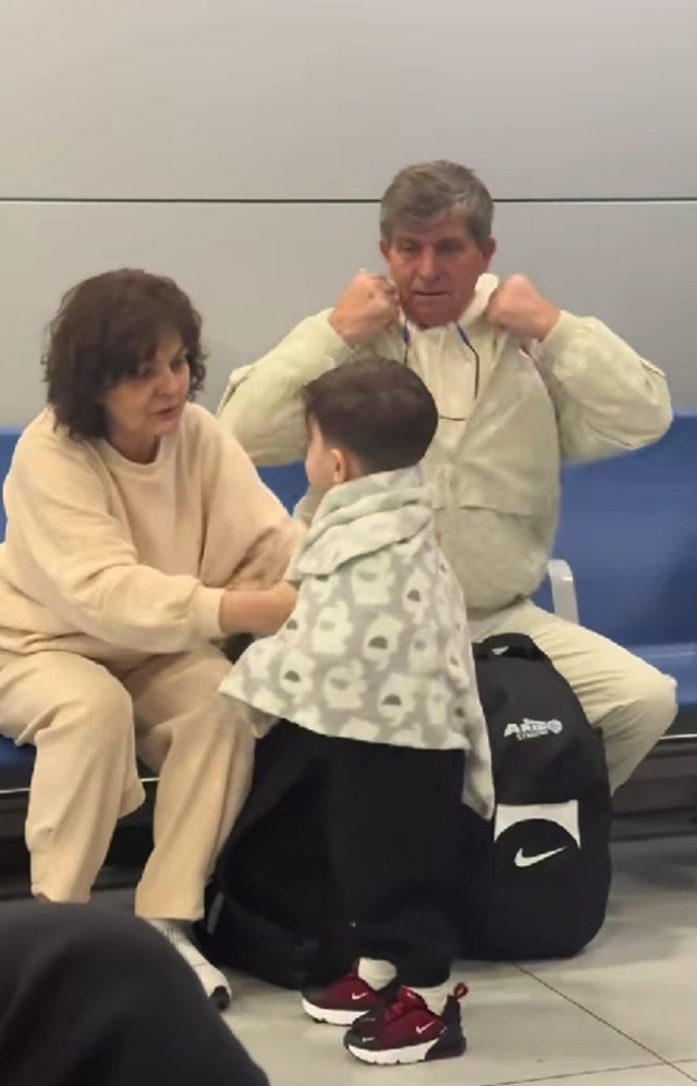 Imagini adorabile cu fiul lui Theo Rose în vacanță. Sasha are o nouă tunsoare. A mers cu bunicii materni în Dubai