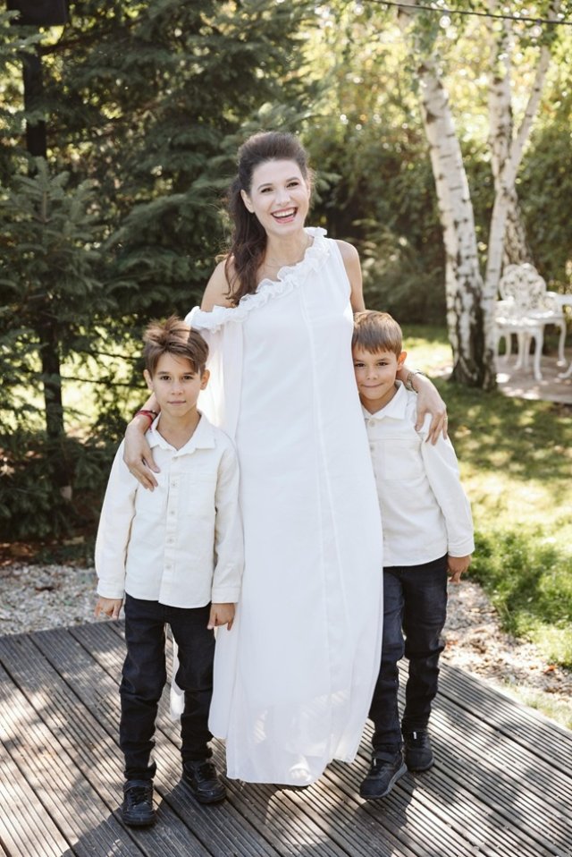 Ioana Picoș este însărcinată la 39 de ani, la patru ani de la moartea fostului soț. Gemenii ei din prima căsnicie au opt ani