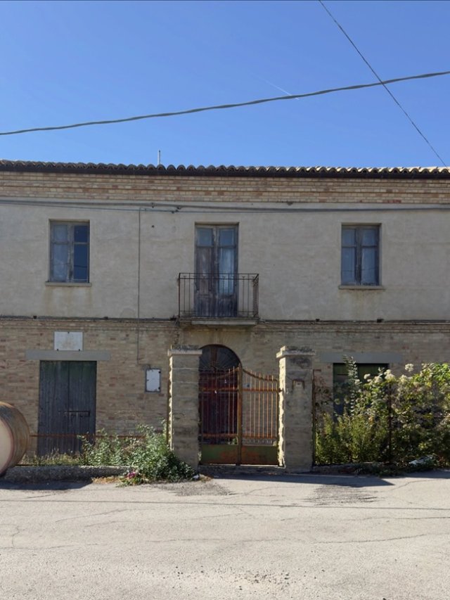 Cum va arăta casa Gabrielei Cristea din Italia. Vedeta nu mai renovează conacul. Ea și soțul ei vor construi o altă casă