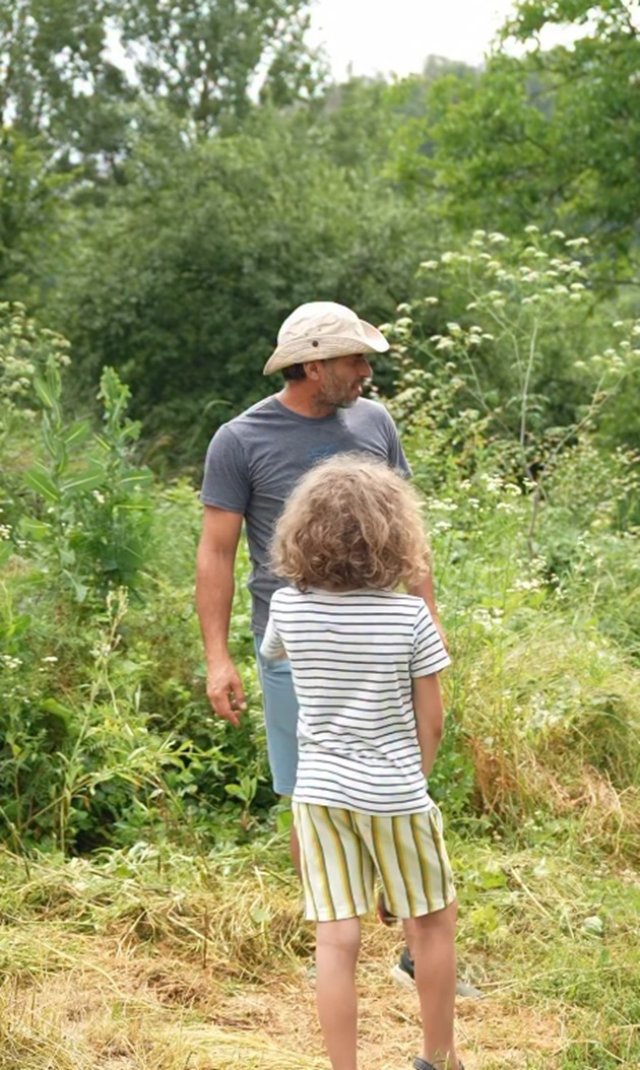 S-a mărit familia lui Dragoș Bucur și a Danei Nălbaru. "Betty e bine". De ce au totuși probleme cu vecinii de la țară. Au plecat din București pentru că doreau liniște