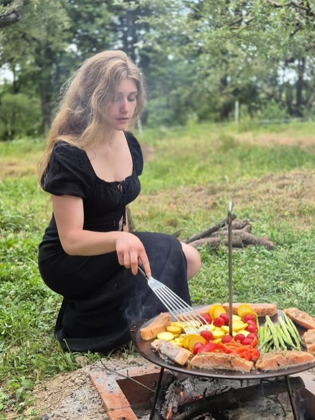 S-a mărit familia lui Dragoș Bucur și a Danei Nălbaru. "Betty e bine". De ce au totuși probleme cu vecinii de la țară. Cuplul are trei copii