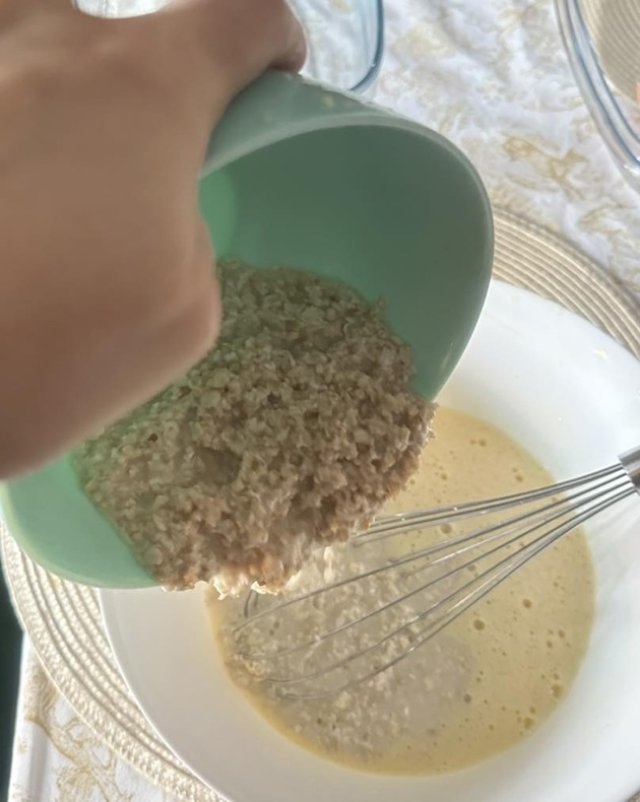 Secretul Gabrielei Firea pentru cea mai bună tartă cu ovăz și afine. Fostul primar al Capitalei este o gospodină desăvârșită. Fulgii de ovăz de lasă la hidratat înainte