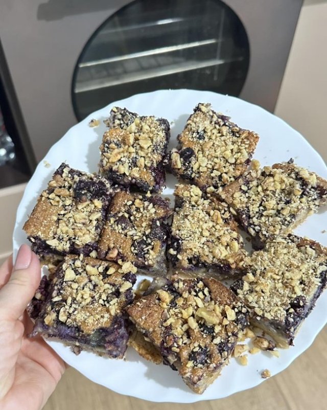 Secretul Gabrielei Firea pentru cea mai bună tartă cu ovăz și afine. Fostul primar al Capitalei este o gospodină desăvârșită. Tarta se prepară rapid