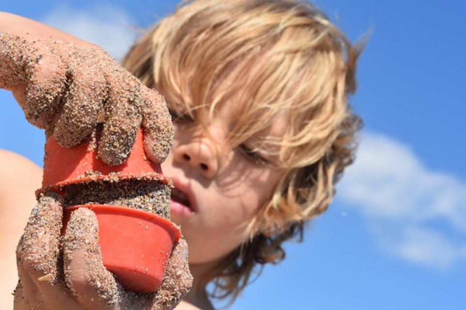 Ce mare a crescut fiul lui Florin Piersic Jr. Sașa a împlinit recent 10 ani, dar deja iubește camera și pare că le va călca pe urme tatălui și bunicului. Este un tată mândru la 57 de ani