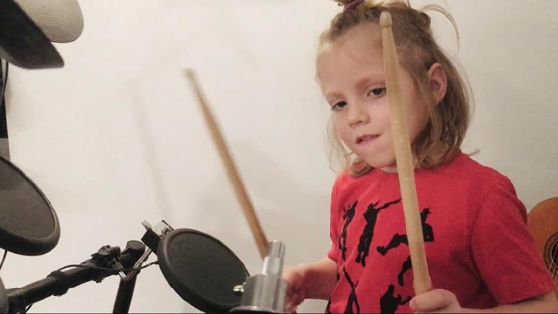 Ce mare a crescut fiul lui Florin Piersic Jr. Sașa a împlinit recent 10 ani, dar deja iubește camera și pare că le va călca pe urme tatălui și bunicului. Fanii au reacționat imediat în secțiunea de comentarii