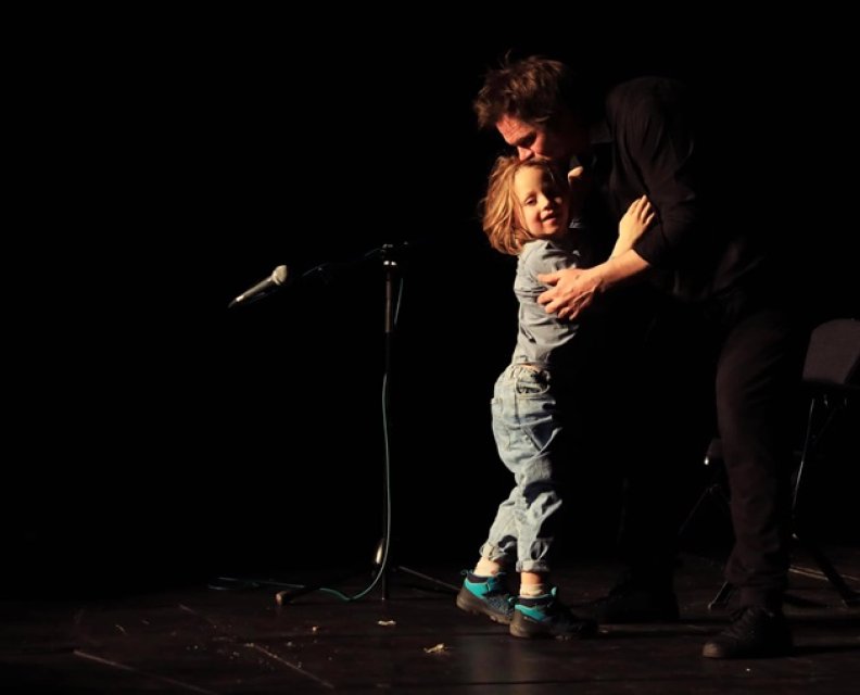 Ce mare a crescut fiul lui Florin Piersic Jr. Sașa a împlinit recent 10 ani, dar deja iubește camera și pare că le va călca pe urme tatălui și bunicului. Urmăritorii din online cred că are șanse să-i depășească