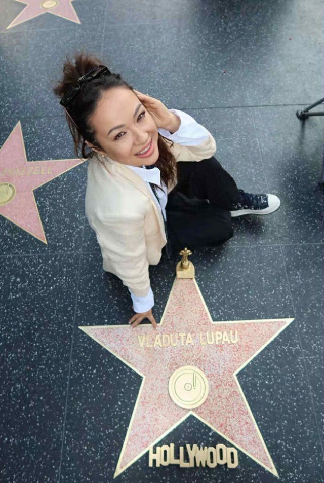 Vlăduța Lupău, pusă la zid de fani după ce s-a pozat pe Walk of Fame cu o stea cu numele ei. "Ce jenant". Aceasta a dorit să-și facă amintiri