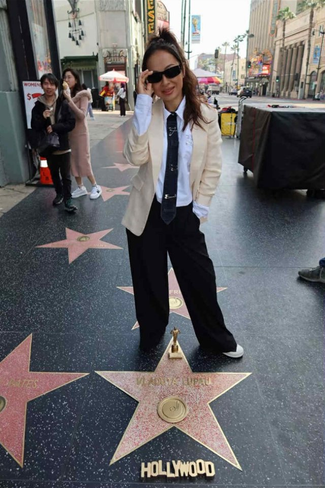 Vlăduța Lupău, pusă la zid de fani după ce s-a pozat pe Walk of Fame cu o stea cu numele ei. "Ce jenant". A fost taxată dur de cei care nu au înțeles mesajul