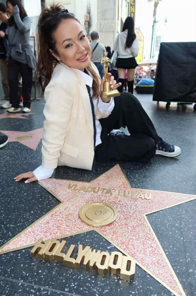 Vlăduța Lupău, pusă la zid de fani după ce s-a pozat pe Walk of Fame cu o stea cu numele ei. "Ce jenant". Artista a cumpărat litere pentru a-și scrie numele