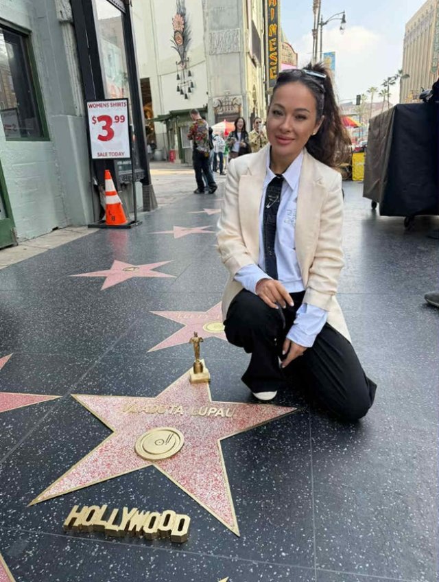 Vlăduța Lupău, pusă la zid de fani după ce s-a pozat pe Walk of Fame cu o stea cu numele ei. "Ce jenant". A cântat versuri improvizate printre stelele cu numele celebrităților de la Hollywood