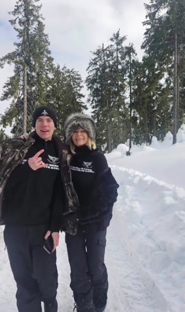 Romanița Iovan cinstește an de an memoria fostului soț, pilotul Adrian Iovan. Creatoarea de modă a urcat din nou în Munții Apuseni alături de fiul ei Albert Iovan