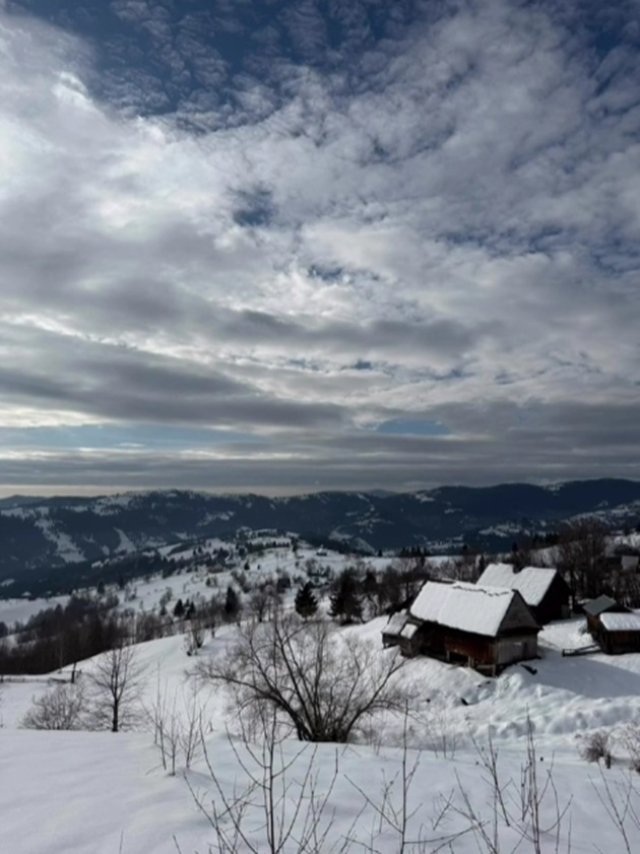 Romanița Iovan cinstește an de an memoria fostului soț, pilotul Adrian Iovan. Creatoarea de modă a urcat din nou în Munții Apuseni alături de fiul ei. A fost căsătorită cu regretatul soț între 2003 și 2008