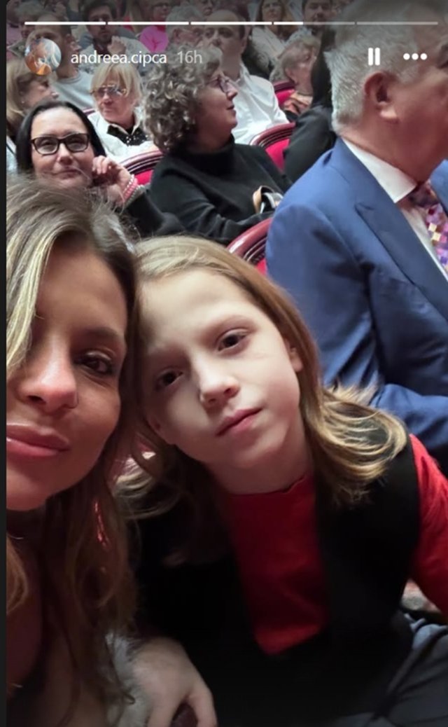 Sașa Piersic, invitatul de onoare al maestrului Florin Piersic pe scena de la Teatrul Național. Nepotul și bunicul au fost aplaudați la scenă deschisă. Este fiul lui Florin Piersig Jr. și al Andreei Cipcă