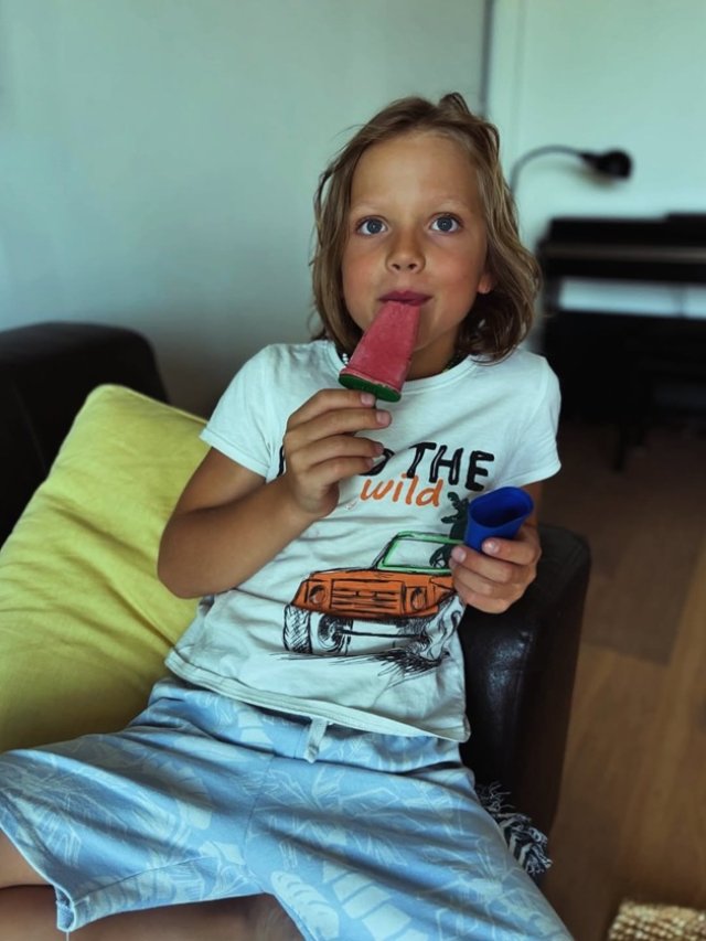 Sașa Piersic, invitatul de onoare al maestrului Florin Piersic pe scena de la Teatrul Național. Nepotul și bunicul au fost aplaudați la scenă deschisă. S-au îmbrățișat în fața publicului