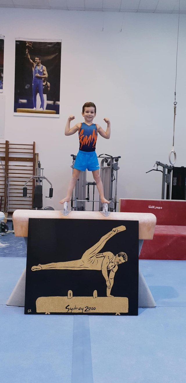 Soția lui Marius Urzică, mărturisiri dureroase despre boala nemiloasă de care suferă fiica lor. "Îi scoatem aparatele, ea nu mai aude absolut nimic". Fiul lor le calcă pe urme și este gimnast