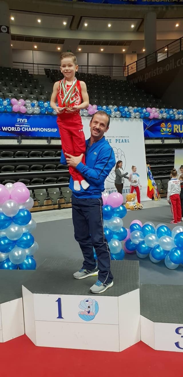 Soția lui Marius Urzică, mărturisiri dureroase despre boala nemiloasă de care suferă fiica lor. "Îi scoatem aparatele, ea nu mai aude absolut nimic". Antrenorul mai are un fiu dintr-o căsnicie anterioară