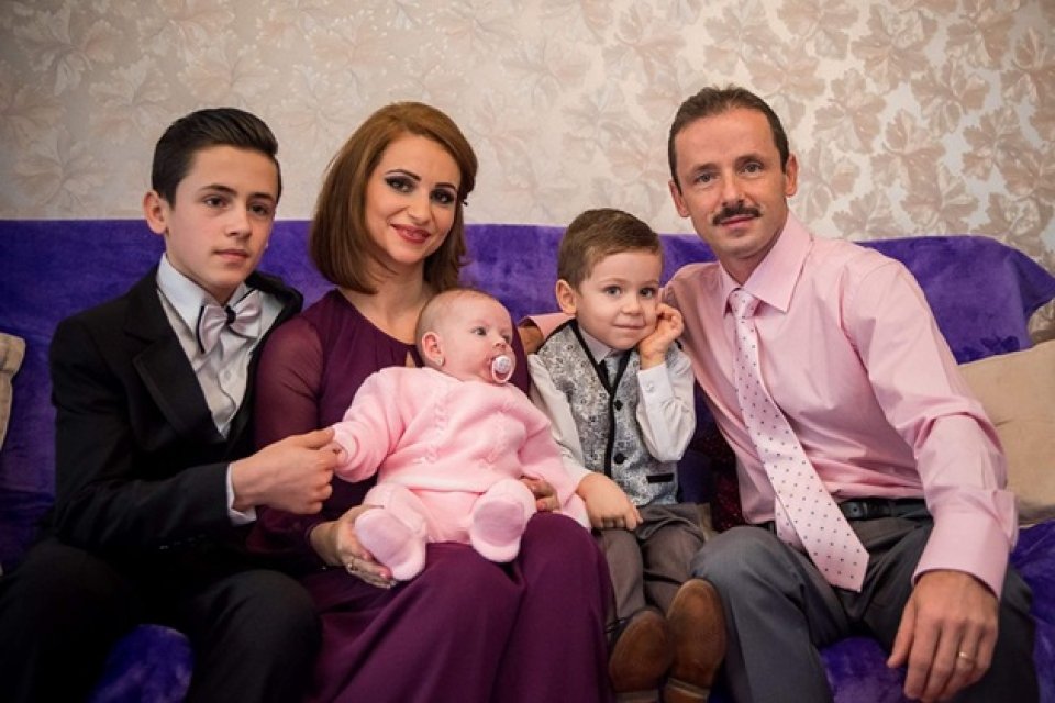 Soția lui Marius Urzică, mărturisiri dureroase despre boala nemiloasă de care suferă fiica lor. "Îi scoatem aparatele, ea nu mai aude absolut nimic". Fostul campion are trei copii