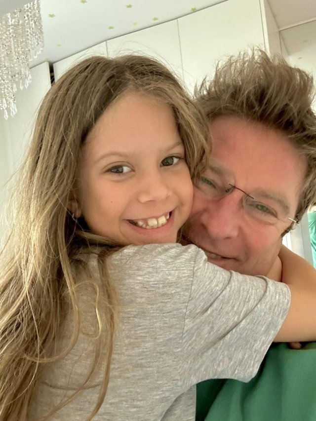 Pavel Bartoș, mai sincer ca oricând despre cum este el ca tată de trei fete. "Noi, tații de fete, avem chestia asta că ne luăm pușcă". A vorbit cu umor despre provocările vieții de părinte