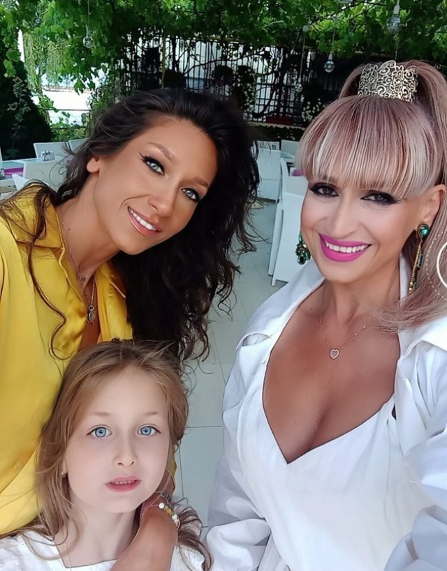 Simona Florescu, fosta doamnă Dichiseanu, îi pune la punct elegant pe răutăcioșii din online. "Invidia nu apare din senin, ci din comparații, nemulțumiri". Petrece mult timp cu nepoata sa