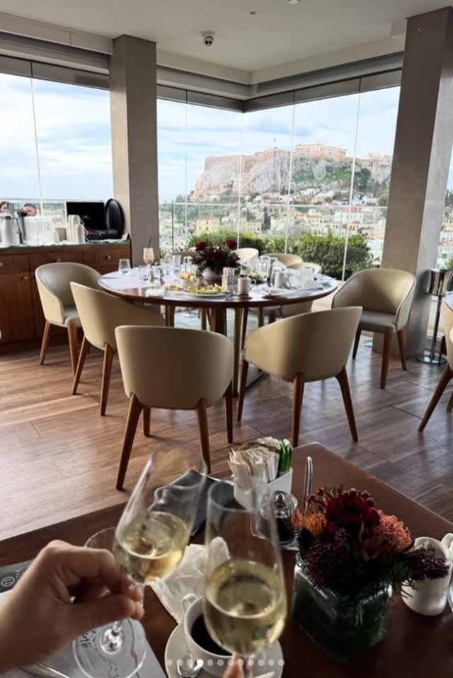 Ruxandra Luca, răsfățată peste măsură de iubitul misterios? Cum s-ar fi dat de gol că există un bărbat în viața ei până să fie surprinsă cu el în benzinărie. În fotografiile ei există indicii care trădează o relație