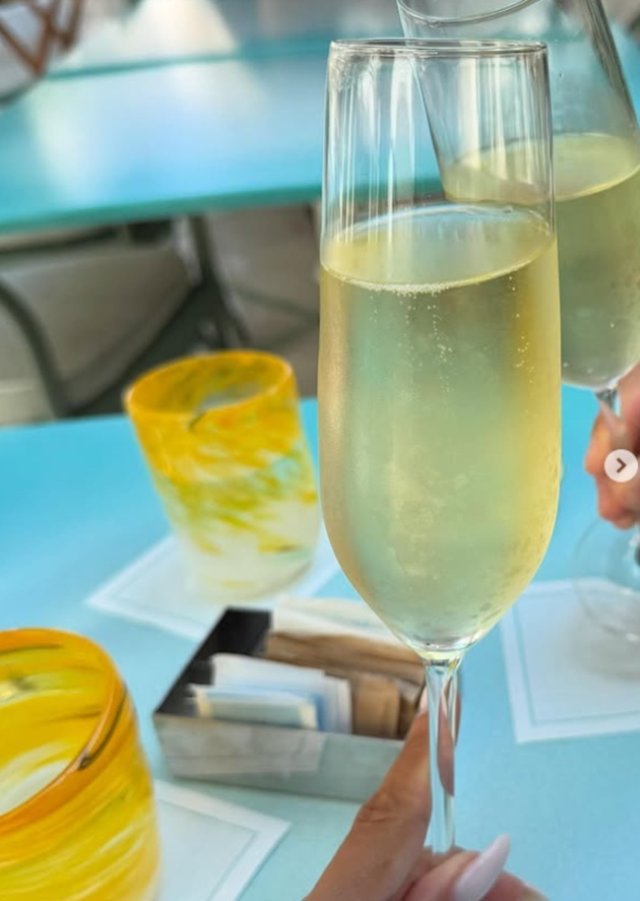 Ruxandra Luca, răsfățată peste măsură de iubitul misterios? Cum s-ar fi dat de gol că există un bărbat în viața ei până să fie surprinsă cu el în benzinărie. Vedeta este divorțată