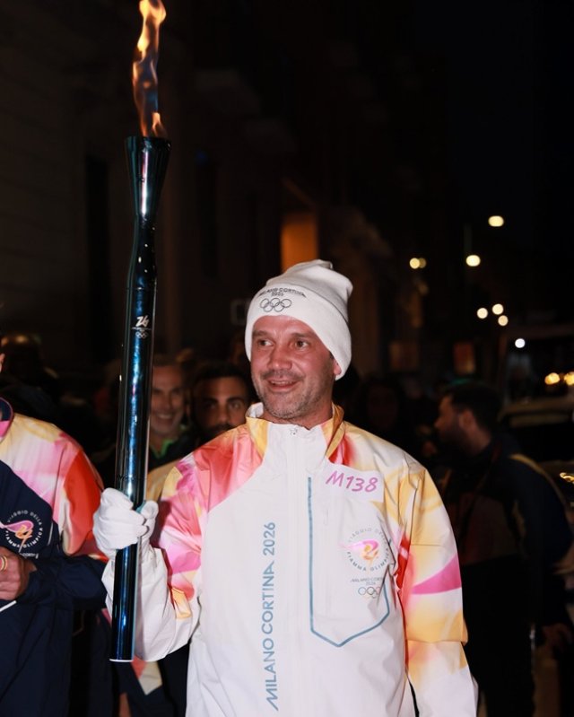 Cristi Chivu a purtat flacăra olimpică pe străzile din Milano, în aplauzele italienilor. Românul este unul dintre cei mai apreciați sportivi din Italia. Familia i-a fost alături