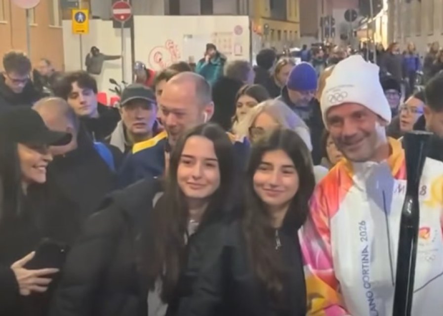 Cristi Chivu a purtat flacăra olimpică pe străzile din Milano, în aplauzele italienilor. Românul este unul dintre cei mai apreciați sportivi din Italia. Soția și fiicele sunt cele mai mari susținătoare